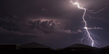 Descomunal temporal en el sur de la India registró 37 mil rayos en sólo 13 horas