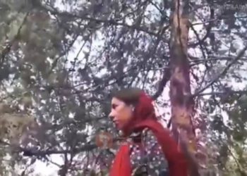 “Policía moral” de Irán ataca a mujer por dejar ver un poco de su cabello