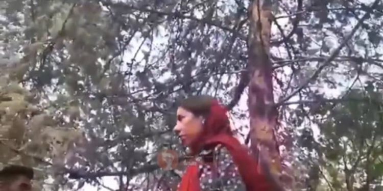 “Policía moral” de Irán ataca a mujer por dejar ver un poco de su cabello