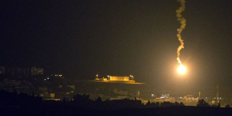 Israel ataca seis puestos de Hamas en Gaza.