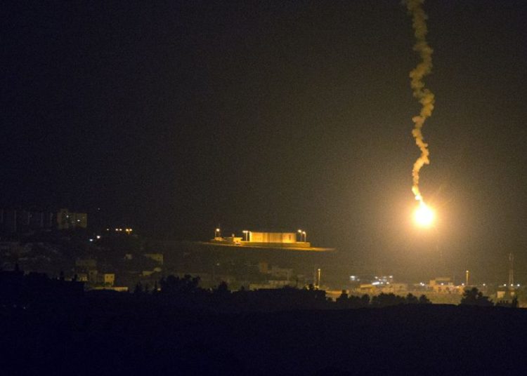Israel ataca seis puestos de Hamas en Gaza.