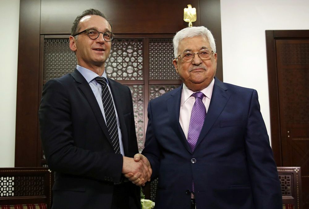 El presidente de la Autoridad Palestina, Mahmoud Abbas, derecha, le da la mano al ministro de Relaciones Exteriores de Alemania, Heiko Maas, durante su reunión, en la ciudad cisjordana de Ramallah, el 26 de marzo de 2018. (AP Photo / Majdi Mohammed)
