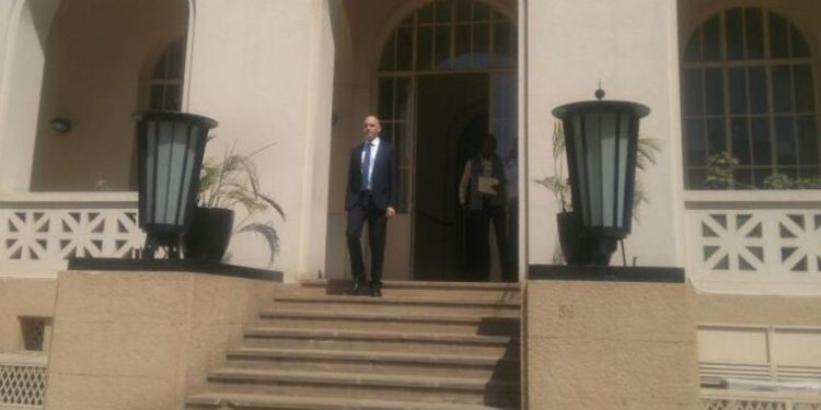 El embajador de Israel en Angola, Oren Rozenblatt, abandona el Ministerio de Relaciones Exteriores en Angola. (MFA)