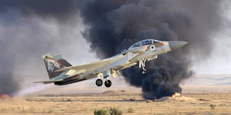 Aviones israelíes bombardean a Hamas en respuesta a cometas en llamas