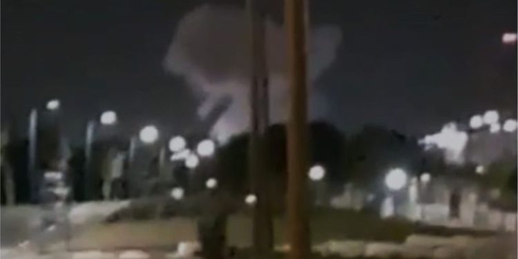 Cohete desde Gaza golpea la ciudad de Netivot, causando daños