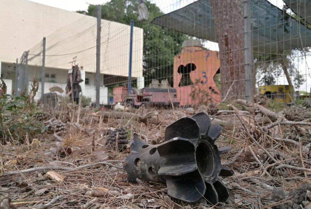 Restos de cohete lanzado desde Gaza que impactó en jardín de niños de Israel.