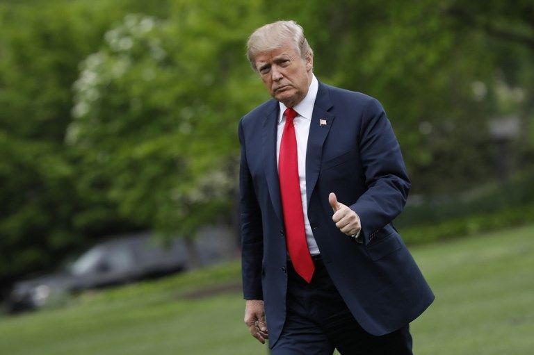 El presidente de EE. UU., Donald Trump, hace un gesto mientras camina por South Lawn a su regreso a la Casa Blanca en Washington desde Cleveland, Ohio, el 5 de mayo de 2018. (YURI GRIPAS / AFP)