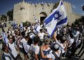 Los israelíes agitan banderas mientras celebran el Día de Jerusalem a las afueras de la Puerta de Damasco en la Ciudad Vieja de Jerusalem el 24 de mayo de 2017. (AFP PHOTO / Thomas COEX)
