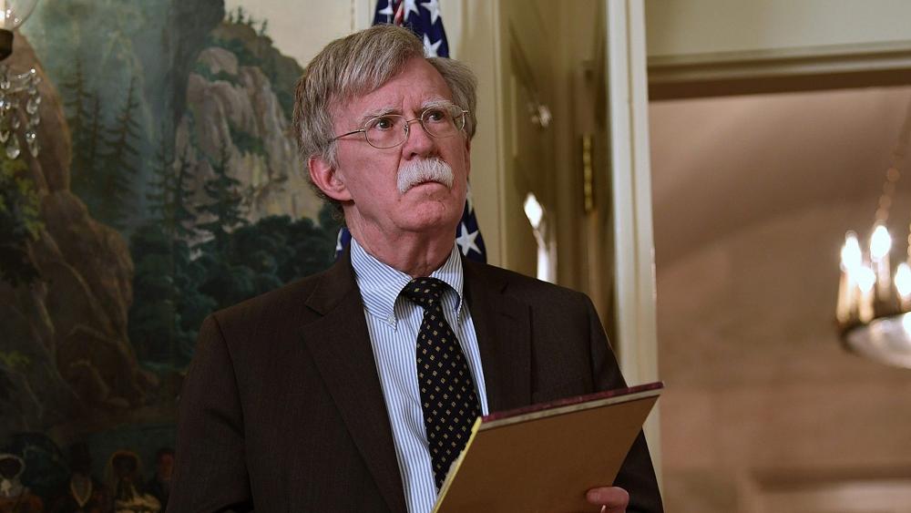 El consejero de Seguridad Nacional, John Bolton, escucha al presidente Donald Trump en la Sala de Recepción Diplomática de la Casa Blanca el viernes 13 de abril de 2018 en Washington, sobre la respuesta militar de los Estados Unidos al ataque con armas químicas de Siria el 7 de abril. Susan Walsh)