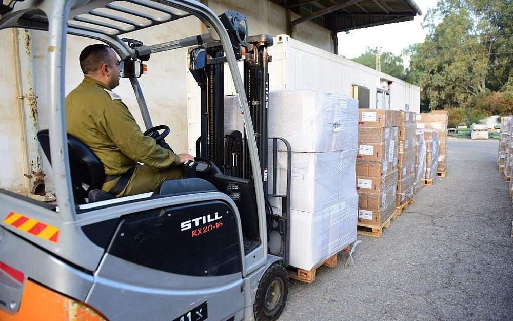 El ejército israelí prepara un cargamento de suministros médicos para la Franja de Gaza el 15 de mayo de 2018. El grupo terrorista Hamás, que gobierna el enclave costero, más tarde se negó a aceptar el equipo y lo devolvió.