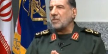 El general Ismail Kowsari, comandante adjunto de la base Tharallah de la Guardia Revolucionaria iraní, visto en Al-Alam TV el 27 de septiembre de 2017. (Captura de pantalla de YouTube / Middle East Media Research Institute)