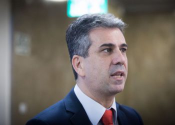 El ministro de Economía Eli Cohen llega a la reunión semanal del gabinete en la Oficina del Primer Ministro en Jerusalem el 17 de diciembre de 2017. (Yonatan Sindel / Flash 90)