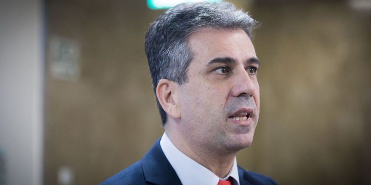 El ministro de Economía Eli Cohen llega a la reunión semanal del gabinete en la Oficina del Primer Ministro en Jerusalem el 17 de diciembre de 2017. (Yonatan Sindel / Flash 90)