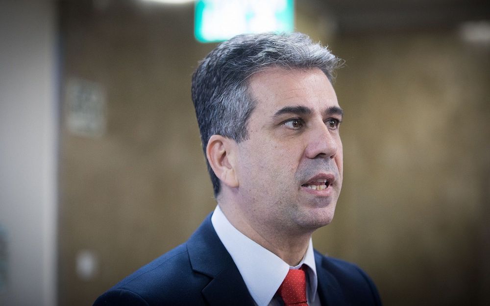 El ministro de Economía Eli Cohen llega a la reunión semanal del gabinete en la Oficina del Primer Ministro en Jerusalén el 17 de diciembre de 2017. (Yonatan Sindel / Flash 90)
