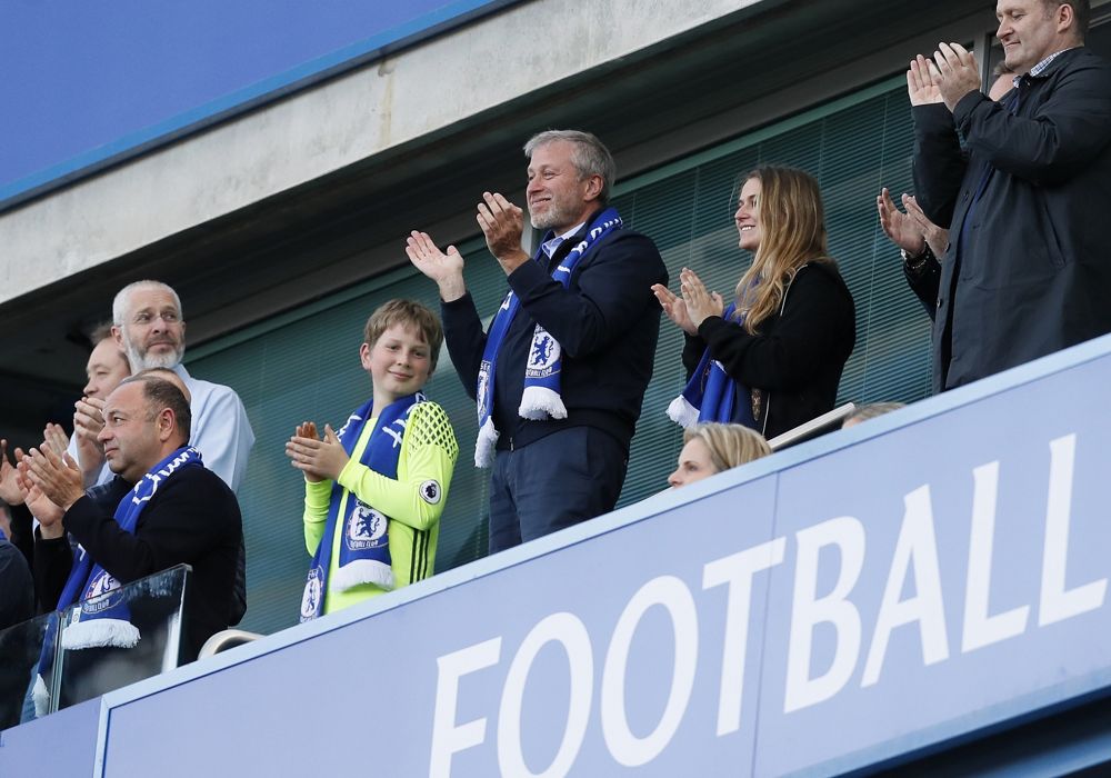 El propietario del Chelsea FC Roman Abramovich, centro, aplaude al final del partido de fútbol de la Premier League inglesa entre Chelsea y Sunderland en el estadio Stamford Bridge de Londres, domingo 21 de mayo de 2017. (AP / Kirsty Wigglesworth)
