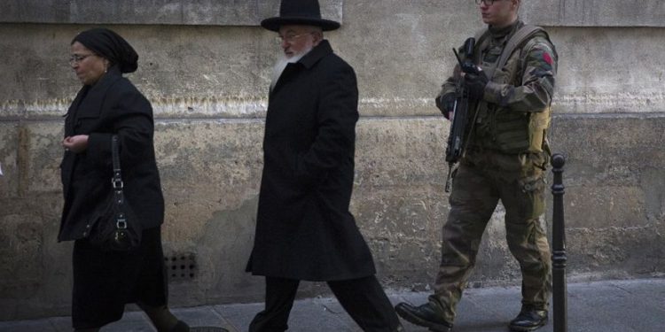 En una encuesta francesa, la mayoría dice que el sionismo es una conspiración judía mundial
