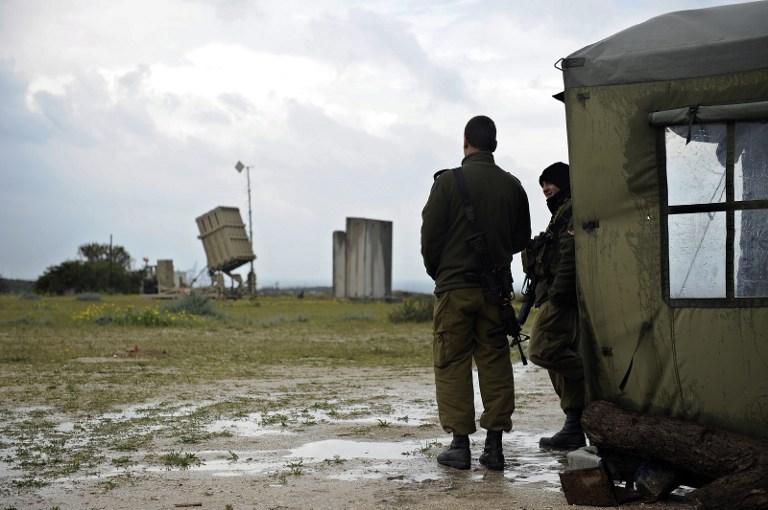 Ilustrativo: soldados de las FDI se paran cerca de una batería de defensa Cúpula de Hierro con misiles, marzo de 2014. (AFP / David Buimovitch)