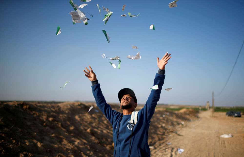 La Fuerza Aérea de Israel, horas antes lanzó miles de folletos a Gaza, advirtiendo a sus habitantes que no obedezcan a las directrices de Hamás. (Reuters))