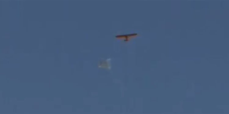 Israel combate con pequeños aviones teledirigidos las cometas incendiarias de Gaza