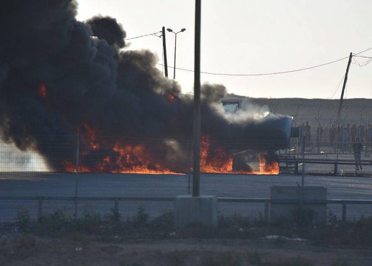 Israel reabre cruce de Gaza después de que los islamistas lo incendiaron