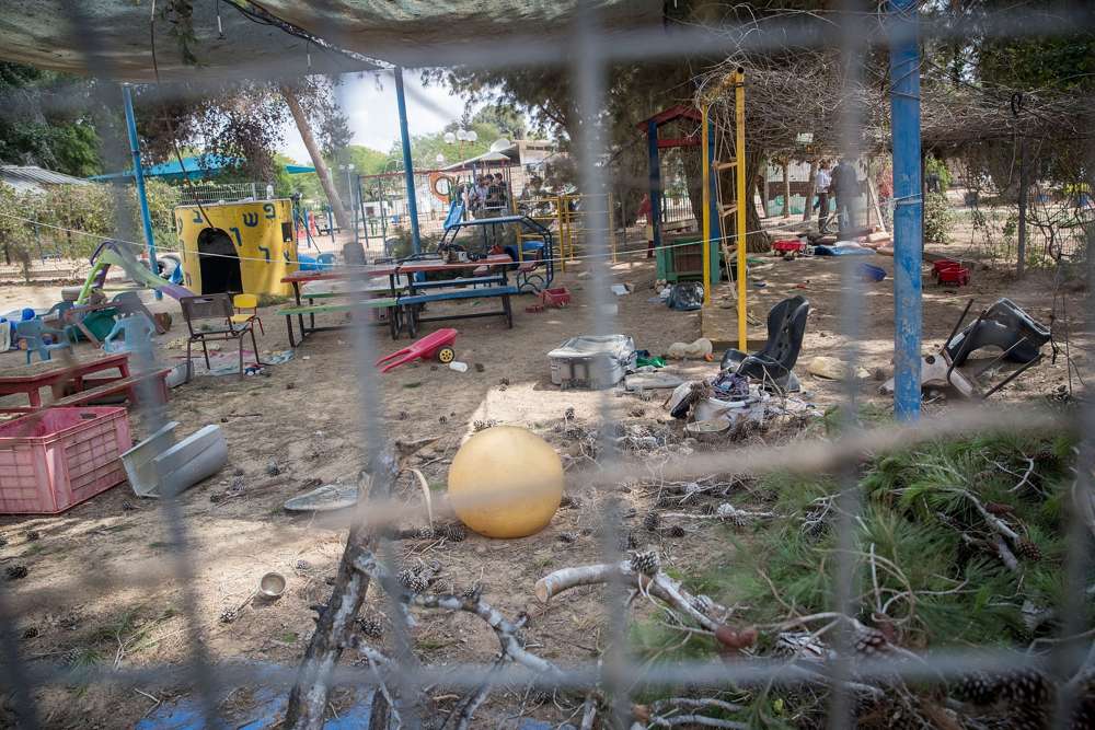 El sitio donde un mortero de Gaza golpeó un jardín de infantes en el sur de Israel, cerca de la frontera con Gaza el 29 de mayo de 2018. (Yonatan Sindel / Flash90)