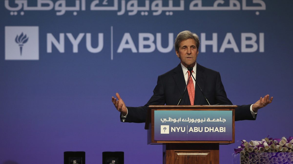 Kerry mantiene silencio sobre retirada del acuerdo con Irán en discurso en los Emiratos Árabes Unidos