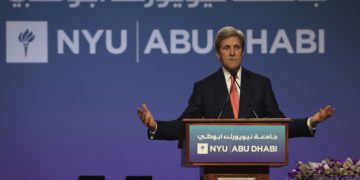 Kerry mantiene silencio sobre retirada del acuerdo con Irán en discurso en los Emiratos Árabes Unidos