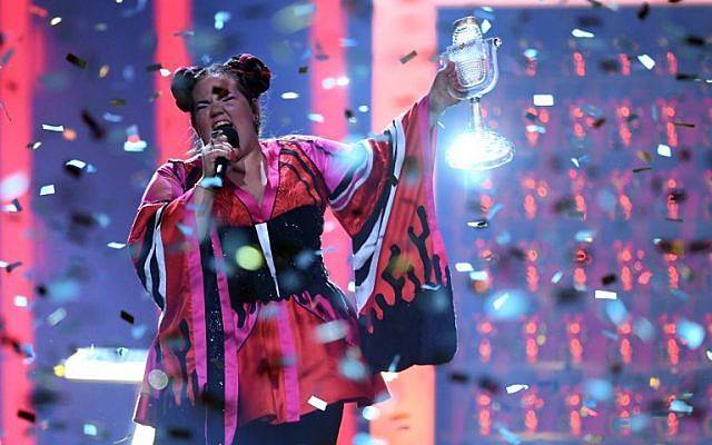 La cantante israelí Netta Barzilai, también conocida como Netta, se presenta con el trofeo después de ganar la final de la edición 63 del Eurovision Song Contest 2018 en el Altice Arena de Lisboa, el 12 de mayo de 2018. (AFP / Francisco LEONG)