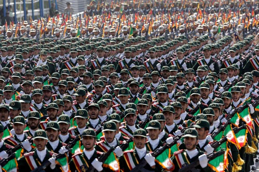 Las tropas de la Guardia Revolucionaria de Irán marchan, durante un desfile militar conmemorativo del comienzo de la guerra entre Iraq e Irán hace 32 años, frente al mausoleo del difunto líder revolucionario ayatolá Jomeini, a las afueras de Teherán, Irán, el viernes 21 de septiembre de 2012. (AP Photo / Vahid Salemi)