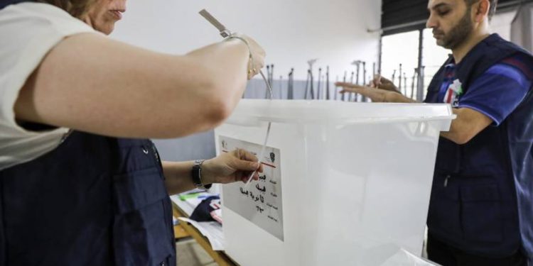 Las urnas se abren en Líbano mientras Hezbolá desafía a Hariri respaldado por Occidente