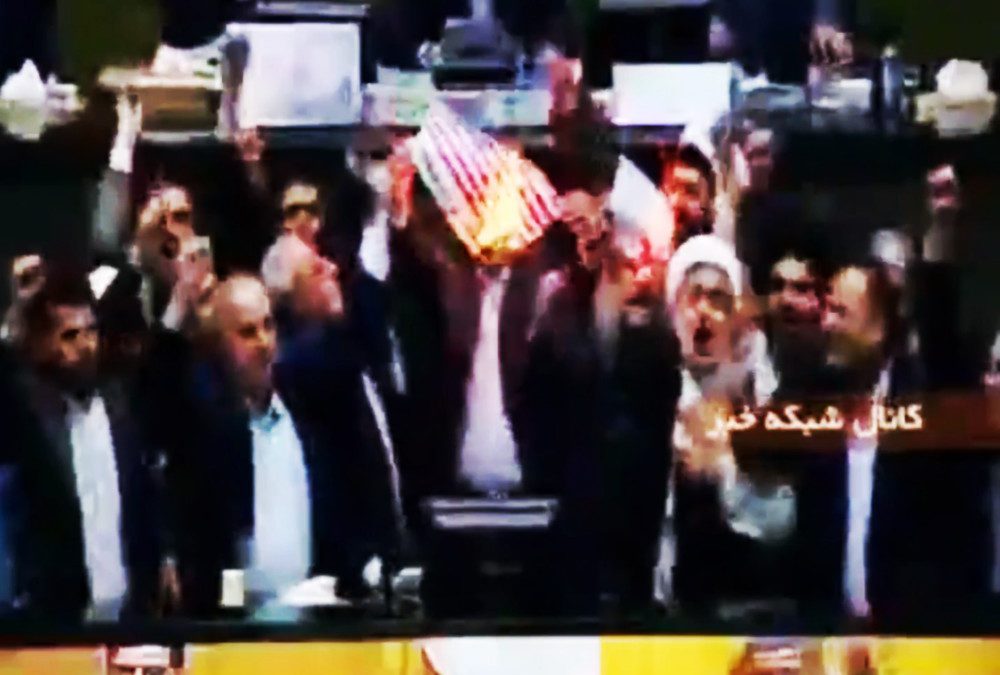 En Irán legisladores queman bandera estadounidense