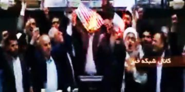 En Irán legisladores queman bandera estadounidense