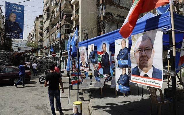 Los retratos de los candidatos del distrito de Beirut, Nouhad Mashnuq, derecha, y del primer ministro Saad Hariri, en el centro, están representados en un barrio residencial de la capital libanesa el 4 de mayo de 2018. (AFP / JOSEPH EID)