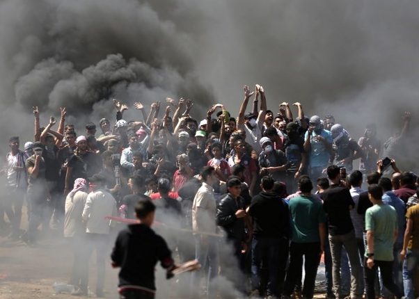 Los árabes palestinos queman neumáticos cerca de la frontera entre Gaza e Israel, al este de la ciudad de Gaza, el 14 de mayo de 2018 (AFP PHOTO / MAHMUD HAMS)