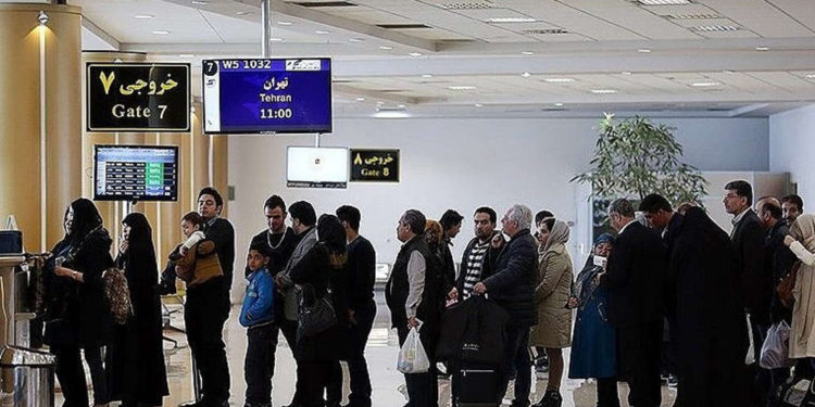 Pantallas en el aeropuerto de Irán fueron pirateadas con mensajes contrarios al régimen