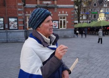 Un activista no tan “inofensivo” molesta a manifestantes anti-Israel a diario en Amsterdam