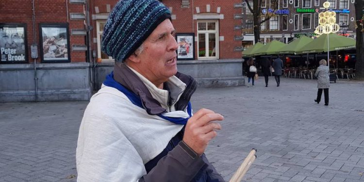 Un activista no tan “inofensivo” molesta a manifestantes anti-Israel a diario en Amsterdam