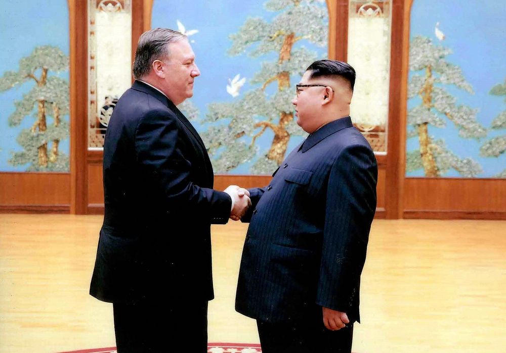 En esta imagen lanzada por la Casa Blanca, el entonces director de la CIA, Mike Pompeo, da la mano al líder norcoreano Kim Jong Un en Pyongyang, Corea del Norte, durante un viaje de fin de semana en el este de 2018. (Casa Blanca a través de AP)