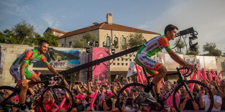Miles de personas se reúnen en Jerusalem para el inicio de la carrera ciclista Giro D'Italia