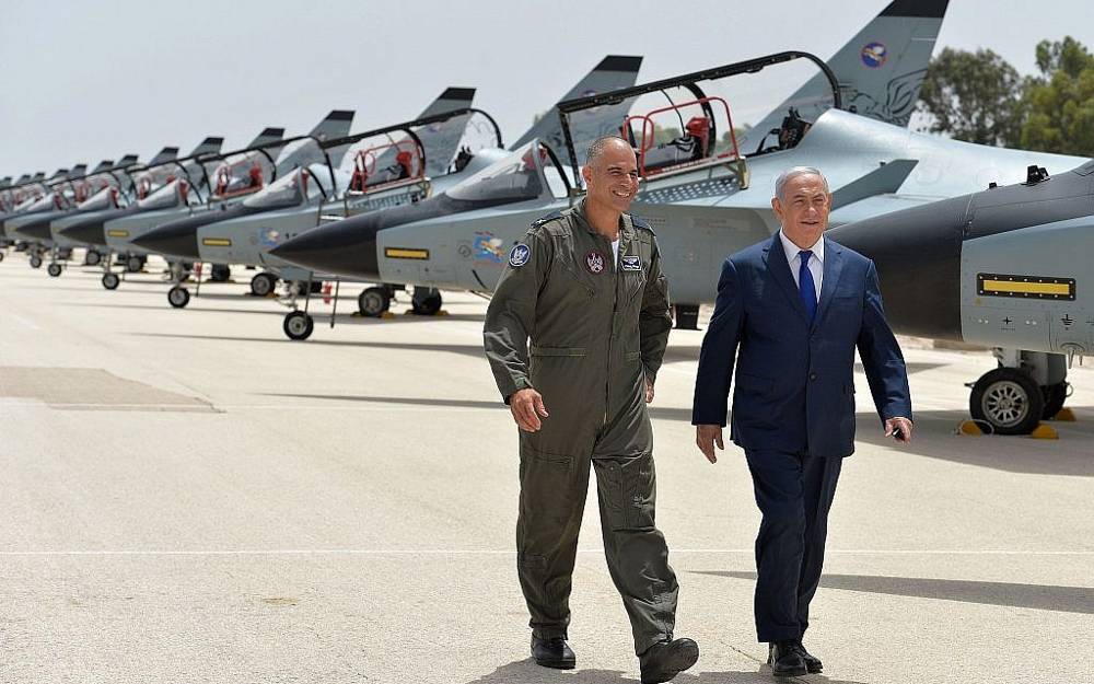 El Primer Ministro Benjamin Netanyahu camina con el comandante del general de brigada de la base Tel Nof de la Fuerza Aérea de Israel, Peleg Niego, el 23 de mayo de 2018. (Kobi Gideon / GPO)