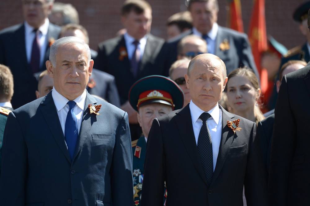 Primer ministro Benjamin Netanyahu, izquierda, y el presidente ruso Vladimir Putin vistos durante una ceremonia de colocación de corona en la Tumba del Soldado Desconocido en Moscú, el 9 de mayo de 2018. (Amos Ben Gershom / GPO)