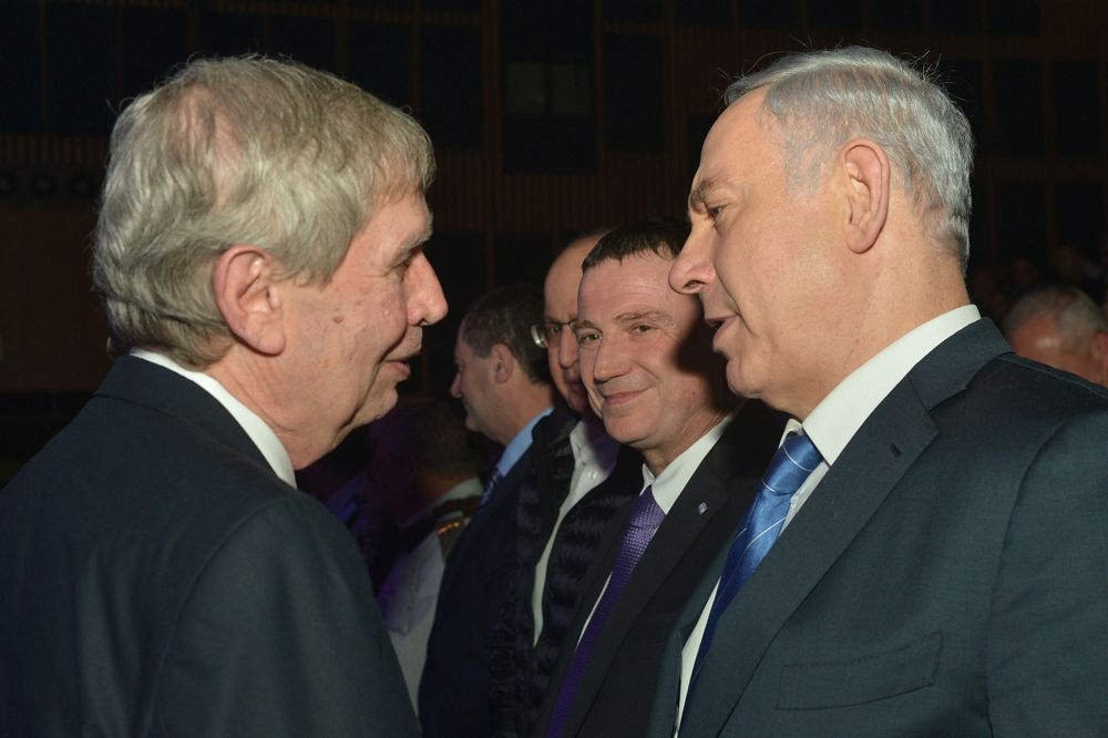 El primer ministro Benjamin Netanyahu, a la derecha, visto con el saliente jefe del Mossad, Tamir Pardo durante una ceremonia de despedida en Tel Aviv el 5 de enero de 2015. (Kobi Gideon / GPO)