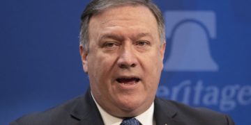 El Secretario de Estado de los Estados Unidos, Mike Pompeo, presenta la nueva estrategia para Irán de la administración Trump en la Heritage Foundation, un grupo de expertos conservadores en Washington, el 21 de mayo de 2018. (AP Photo / J. Scott Applewhite)