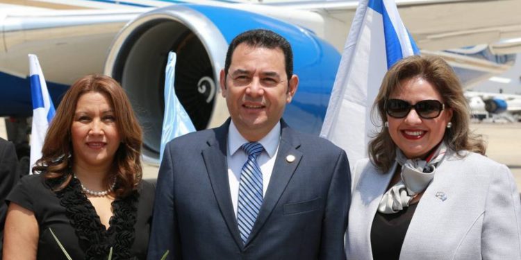 Presidente de Guatemala llega a Israel para inaugurar embajada en Jerusalem
