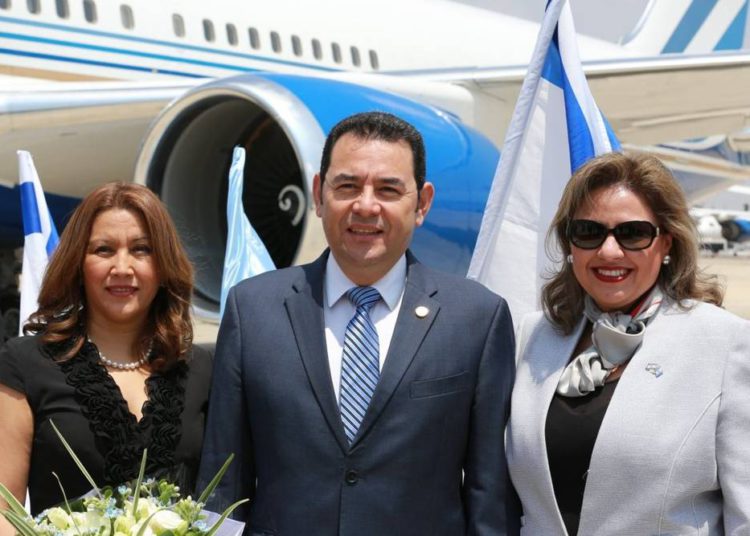 Presidente de Guatemala llega a Israel para inaugurar embajada en Jerusalem