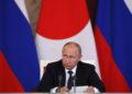 El presidente ruso, Vladimir Putin, habla durante una conferencia de prensa conjunta con el primer ministro japonés Shinzo Abe (no vista) tras sus conversaciones en Moscú, Rusia, el 26 de mayo de 2018. (Grigory Dukor / Pool Photo via AP)