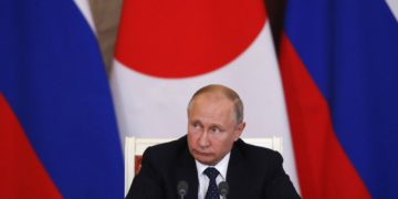 El presidente ruso, Vladimir Putin, habla durante una conferencia de prensa conjunta con el primer ministro japonés Shinzo Abe (no vista) tras sus conversaciones en Moscú, Rusia, el 26 de mayo de 2018. (Grigory Dukor / Pool Photo via AP)