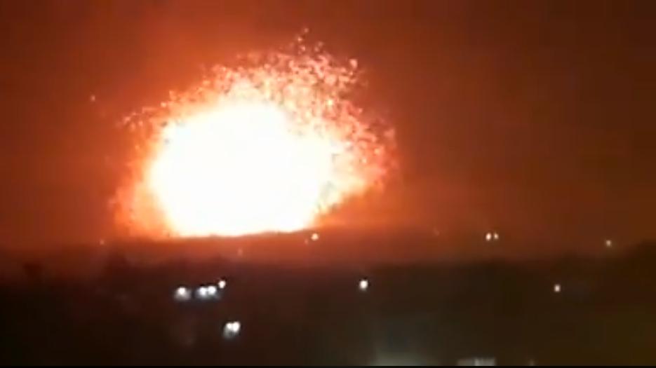 Se ve una explosión proveniente de una base militar, utilizada por milicias respaldadas por Irán, en las afueras de la ciudad de Hama, en el norte de Siria, el 29 de abril de 2018. (Captura de pantalla; Facebook)