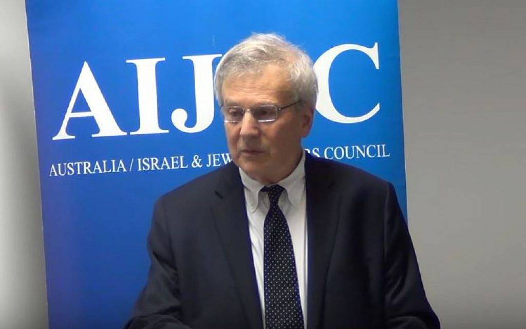 Simon Henderson, del Instituto Washington para Política del Cercano Oriente, habla sobre la gran rivalidad entre Arabia Saudita e Irán en un evento de AIJAC en Melbourne, Australia, el 2 de septiembre de 2016. (Captura de pantalla de Youtube)