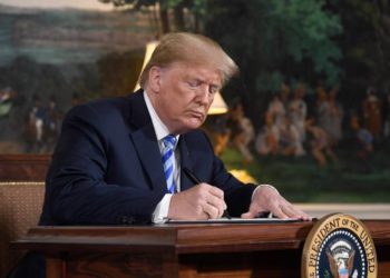 El presidente estadounidense Donald Trump firma un documento que restablece las sanciones contra Irán después de anunciar la retirada de Estados Unidos del acuerdo nuclear de Irán en la sala de recepción diplomática en la Casa Blanca en Washington, DC, el 8 de mayo de 2018. (AFP / Saul Loeb)